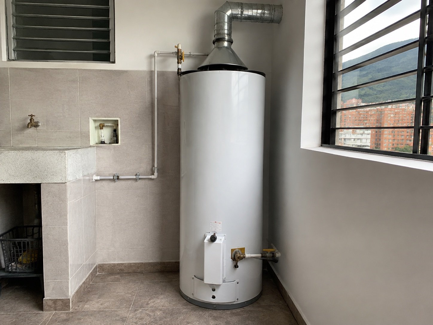 Calentador de acumulación a gas instalado en una vivienda